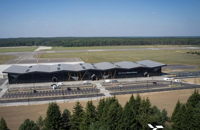 W ostatnią niedzielę wakacji na lotnisku Olsztyn-Mazury pojawił się stutysięczny w tym rok pasażer.